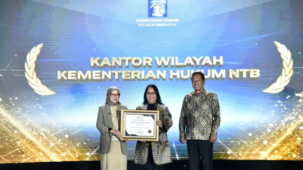 Kepala Kanwil Kemenkum NTB, I Gusti Putu Milawati, menerima Sertifikat Wilayah Birokrasi Bersih dan Melayani (WBBM) Tahun 2025 pada Rapat Koordinasi Pengendalian Kinerja Semester I Kementerian Hukum 2026 di Graha Pengayoman, Jakarta, Kamis (2/7).
