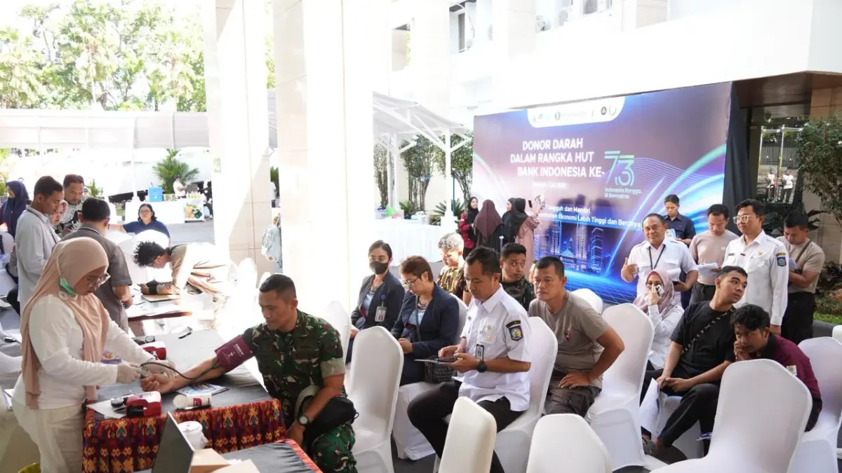 KEPEDULIAN SOSIAL: Suasana kegiatan donor darah sebagai rangkaian perayaan HUT Bank Indonesia ke-73 di halaman kantor KPwBI NTB, Rabu (1/7). (BI NTB)