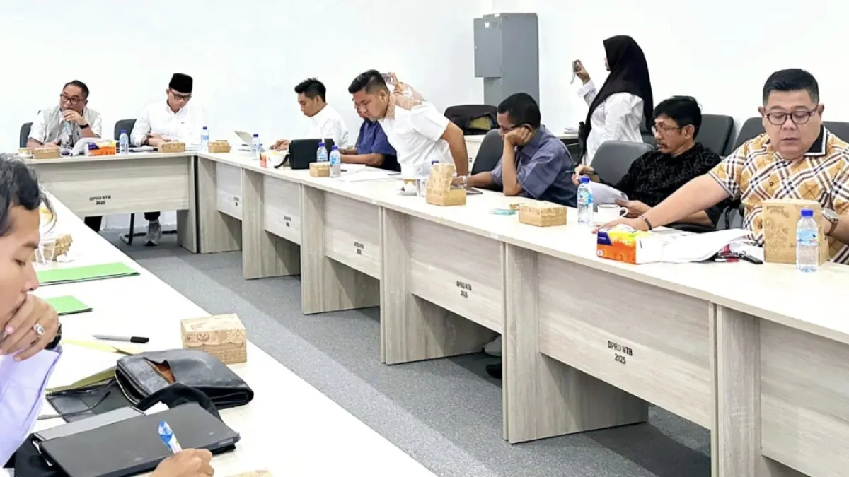 Komisi IV DPRD NTB menggelar rapat kerja dengan Kepala Dinas PUPRPKP NTB Lalu Kusuma Wijaya dan jajarannya. Rapat membahas progres proyek pemerintah selama tahun anggaran 2025, Rabu lalu (1/7).