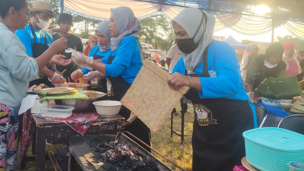 KOMPETISI KULINER: Peserta lomba festival sate Tanjung mempersiapkan pembuatan sate.