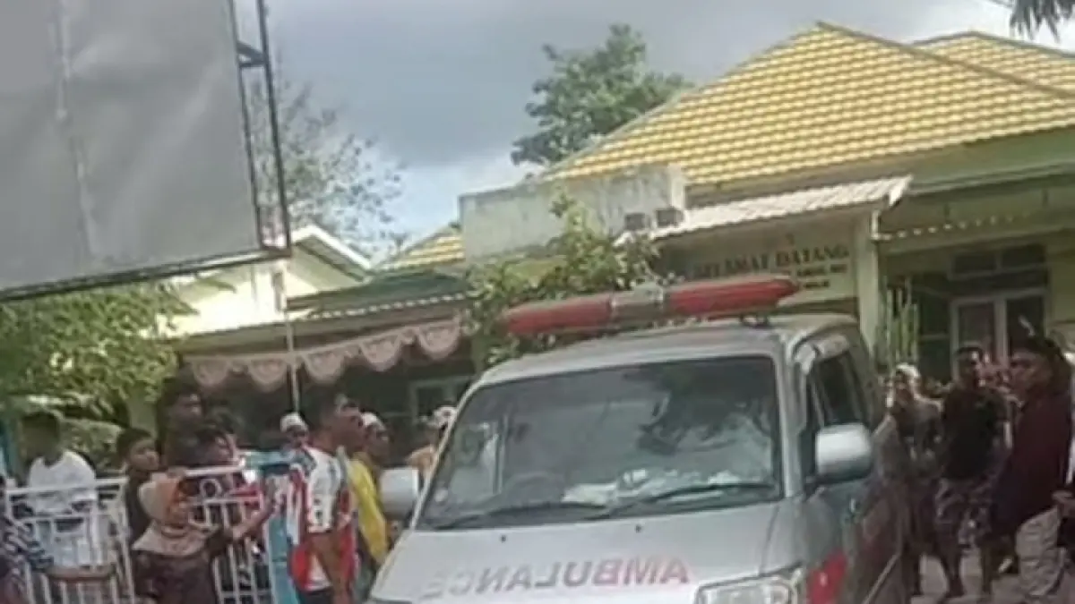 Mobil ambulans membawa pasangan suami istri AB dan NA yang mengalami luka gorok di lehernya menuju RSUD Bima, Kamis sore (2/7).