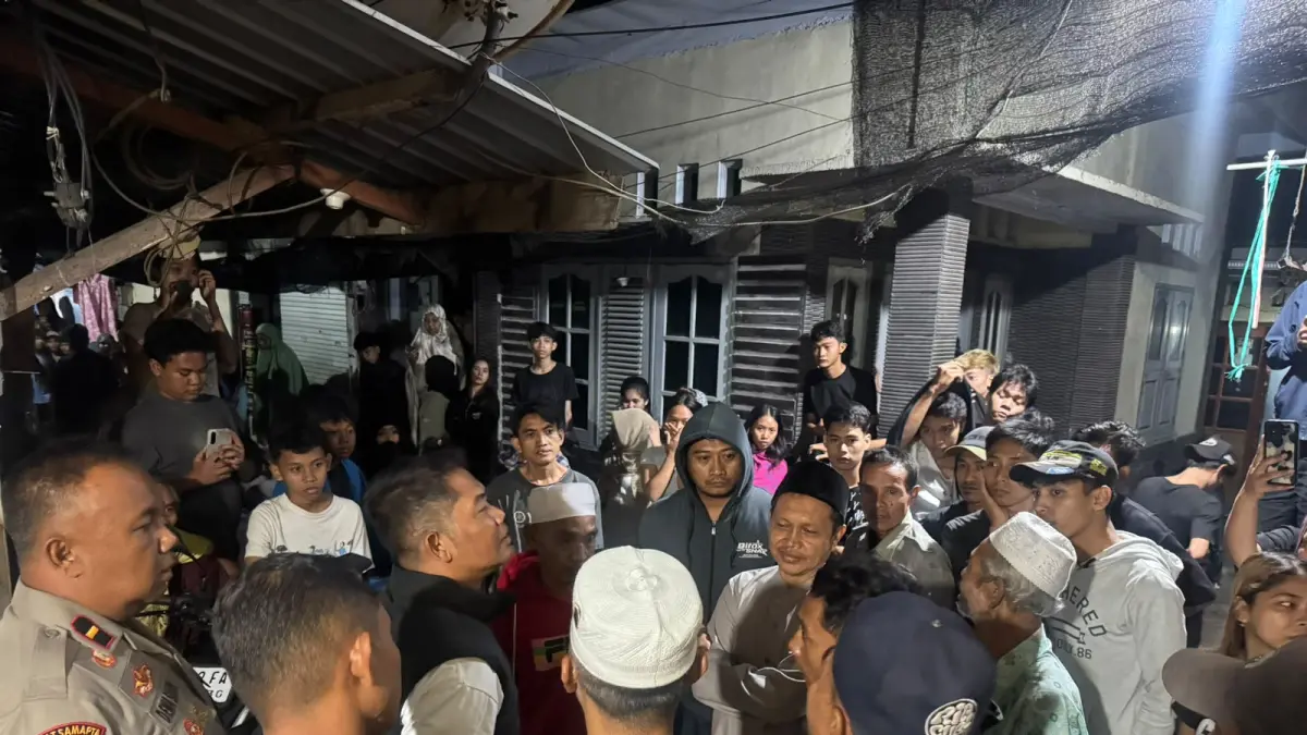 PENGAMANAN: Tim Polsek Selaparang menenangkan masyarakat yang akan melakukan main hakim sendiri terhadap terduga pelaku pencurian kotak amal masjid di Selaparang, Kota Mataram, Kamis (2/7) dinihari. (POLSEK SELAPARANG FOR LOMBOK POST)
