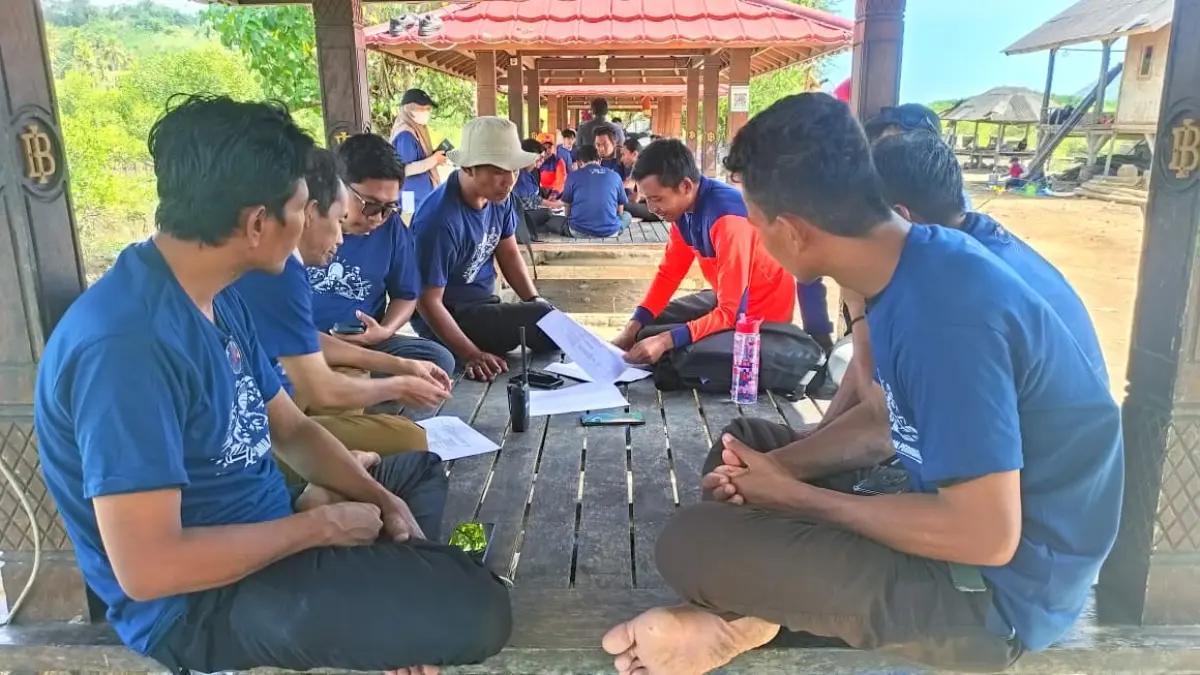 Peserta mengikuti simulasi Sistem Peringatan Dini (Early Warning System/EWS) banjir yang digelar PMI Lombok Barat di Desa Sekotong Tengah, Kamis (2/7).