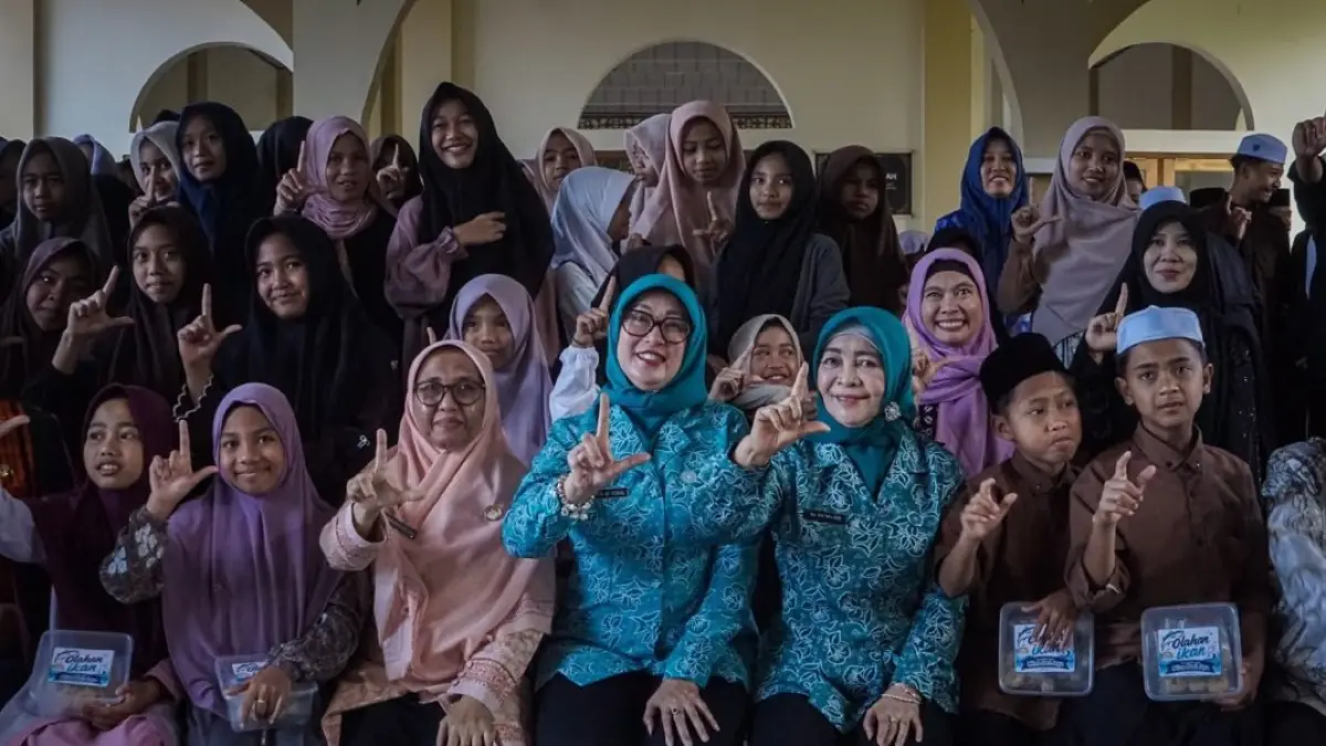 SANTRI: Ketua TP PKK NTB Sinta Agathia saat mengunjungi Yayasan Darul Falah di Desa Lendang Nangka Utara, Kecamatan Masbagik, Kabupaten Lombok Timur, Kamis (2/7). (DISKOMINFOTIK NTB/LOMBOK POST)