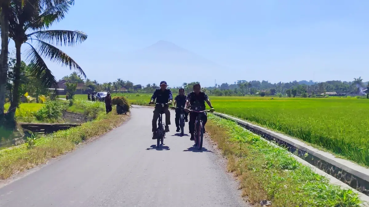 Sejumlah pengunjung menggunakan sepeda untuk berkeliling menikmati pemandangan alam di Desa Pajangan, Kopang, Lombok Tengah, Selasa (30/6). 