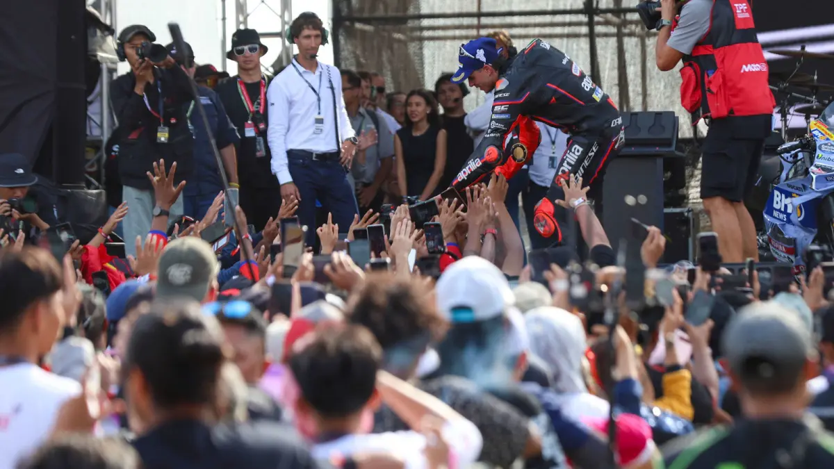SEMARAK: Antusiasme penonton saat menyapa pembalap yang berlaga di MotoGP Mandalika 2025. (IVAN/LOMBOK POST)