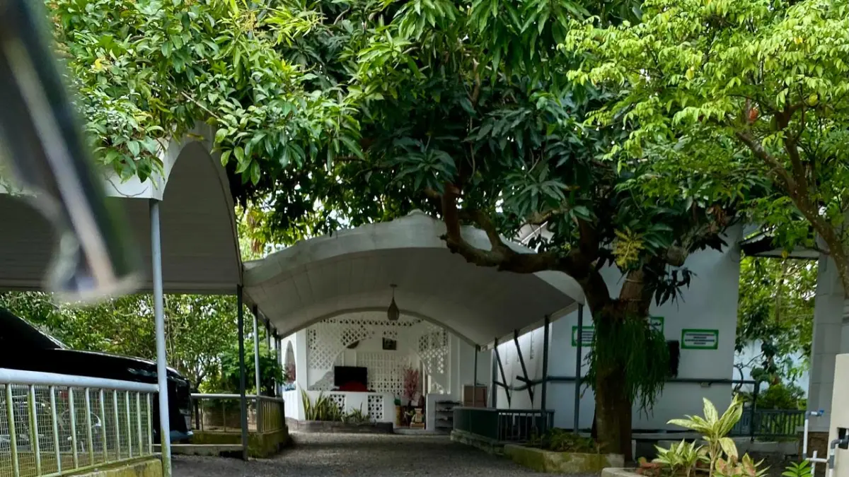 SEPI: Beginilah kondisi kediaman Brigjen Pol Lalu Muhammad Iwan, tersangka kasus korupsi MBG di Kelurahan Dasan Geres, Kabupaten Lombok Barat. (Foto: Toni/Lombok Post)