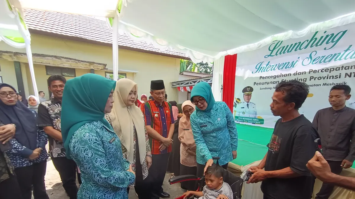 SERAHKAN BANTUAN: Wakil Gubernur NTB Indah Dhamayanti Putri didampingi Ketua TIM TP PKK NTB, wakil Bupati Lombok Timur menyerahkan bantuan kursi roda kepada salah seorang anak disabilitas di Desa Lendang Nangka Utara, Kamis (2/7).