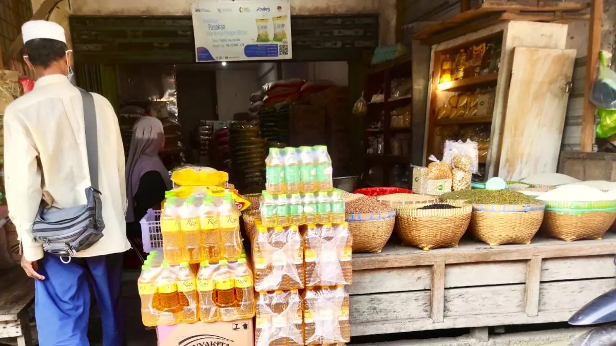 STOK MELIMPAH: Penampakan sejumlah merek minyak goreng termasuk MinyaKita yang dijual di Pasar Mandalika, Mataram, belum lama ini. (FERIAL/LOMBOK POST)