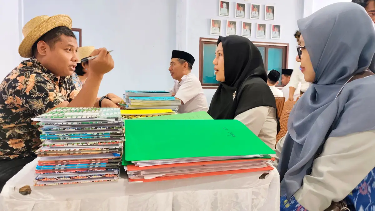 Suasana penilaian dan klarifikasi lapangan penjaringan desa berprestasi tingkat Provinsi NTB tahun 2026 ke kantor Desa Bilebante, Pringgarata, Loteng, Kamis (2/7).
