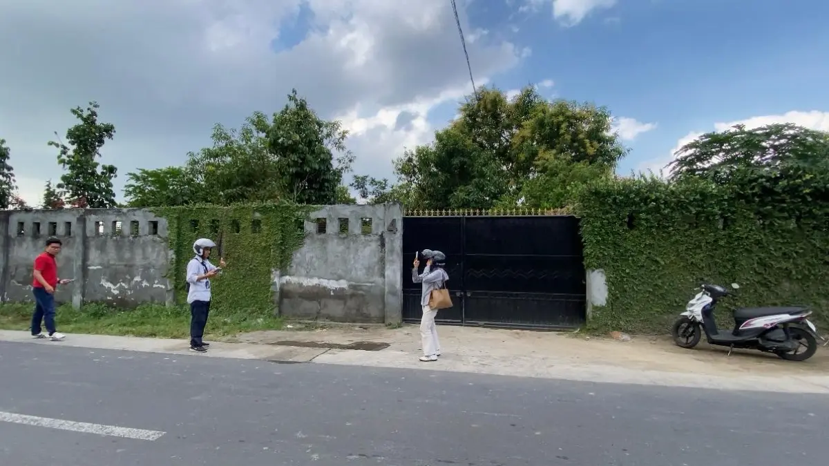 TERTUTUP: Gerbang pintu rumah Brigjen Lalu Muhammad Iwan di Kelurahan Dasan Geres tertutup, Jumat (3/7). (Foto: Toni/Lombok Post)