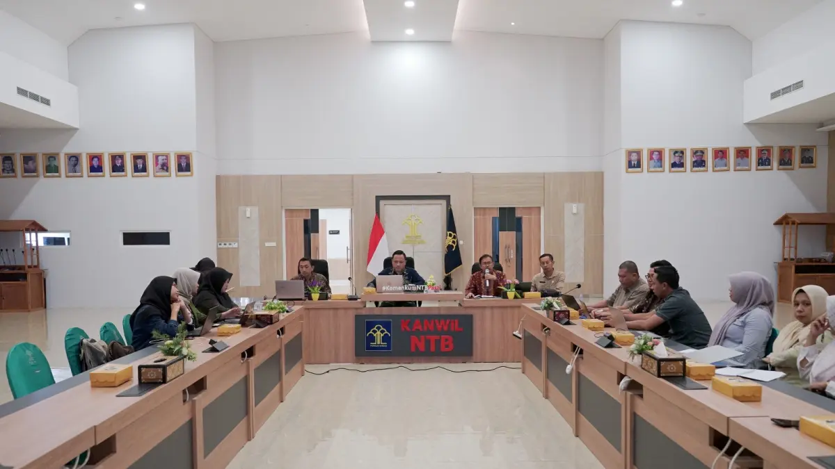 Tim Perancang Peraturan Perundang-undangan Kanwil Kemenkum NTB memimpin rapat pengharmonisasian dua Rancangan Peraturan Bupati (Raperbup) Kabupaten Bima di Aula Rinjani, Kamis (2/7).