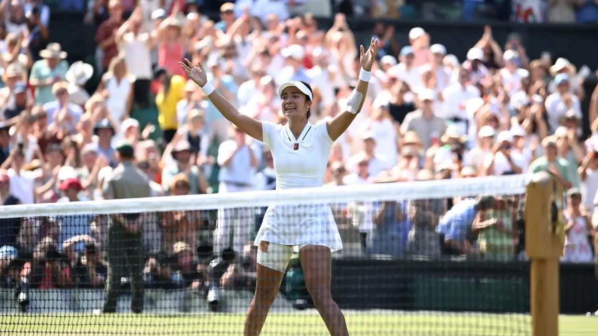 Alexandra Eala kalahkan Iga Swiatek 7-6, 6-2 di Wimbledon 2026. Petenis Filipina itu mencetak sejarah dengan lolos ke 16 besar Grand Slam. (Photo by AFP)