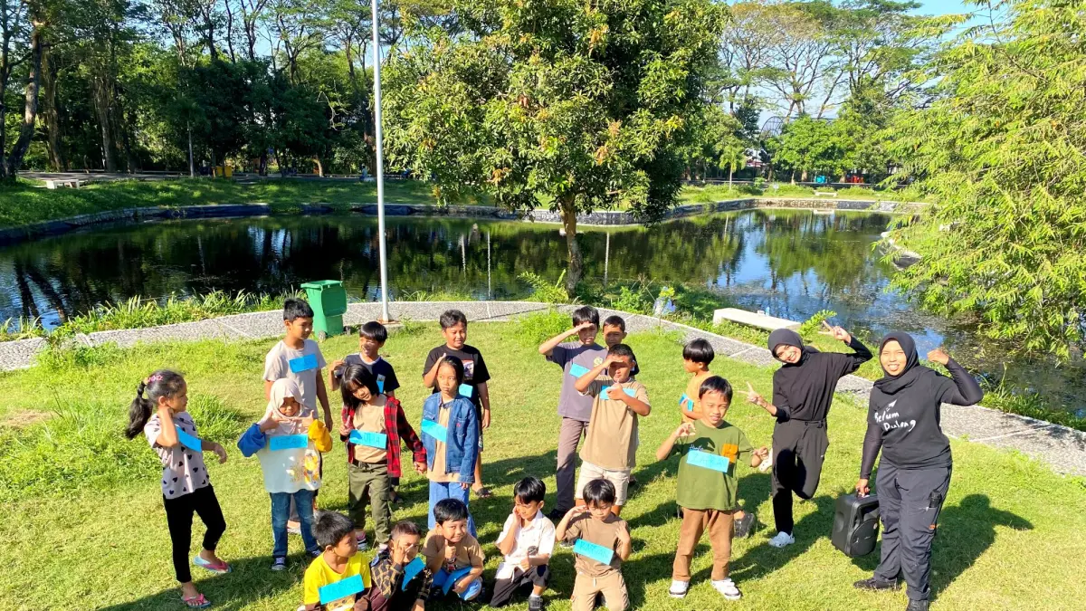 Belasan anak-anak mengikuti kegiatan Summer Camp yang diadakan Vibe School Talent di Ruang Terbuka Hijau (RTH) Pagutan, Kota Mataram. Kegiatan ini digelar untuk mengisi waktu luang liburan sekolah.