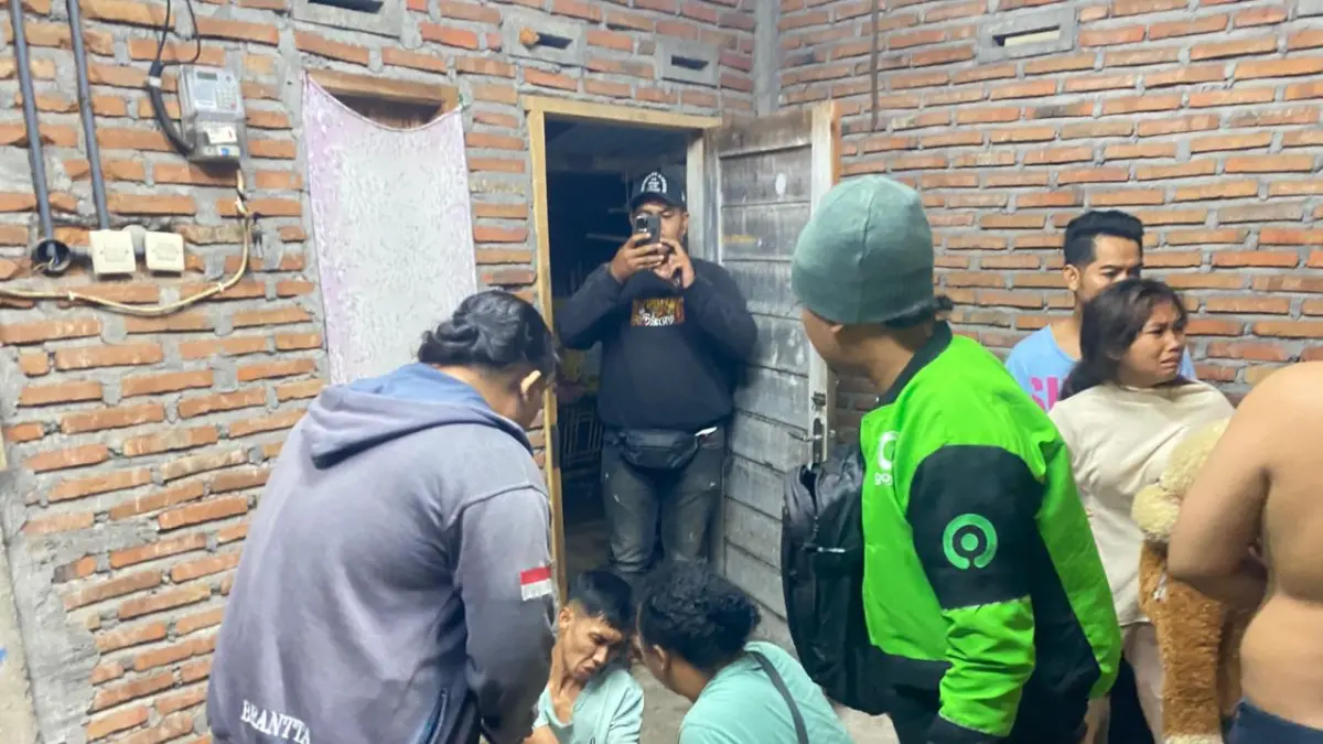 BERUPAYA KABUR: Spesialis pembobol toko Alfamart berinisial MS alias Udin diborgol polisi setelah berhasil ditangkap, Jumat (3/7). (POLRES LOTARA FOR LOMBOK POST)
