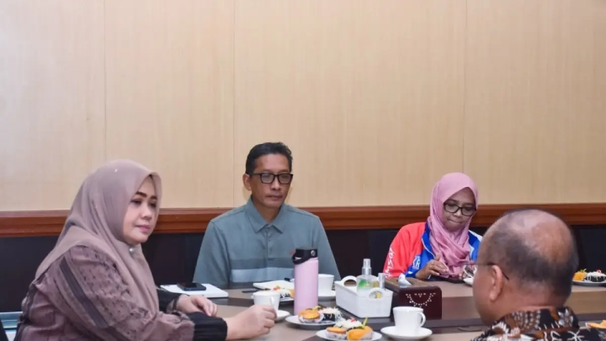 BSPS: Wagub NTB Indah Dhamayanti Putri, kepala Bappeda NTB, dan kepala Dinas PUPR NTB saat rapat koordinasi di Ruang Kerja Wagub, Jumat (3/7). (DISKOMINFOTIK NTB)