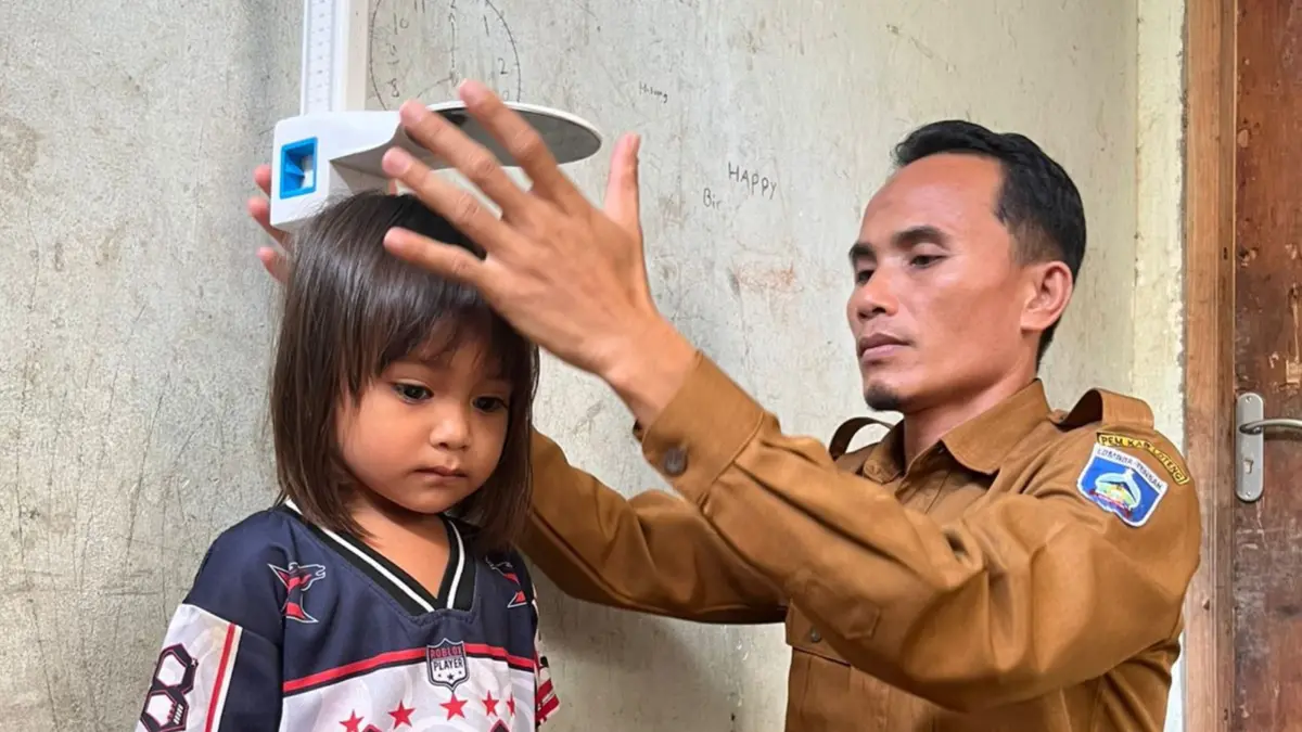 CEGAH STUNTING: Petugas puskesmas mengukur tinggi badan seorang anak kecil di Lombok Tengah, beberapa waktu lalu.