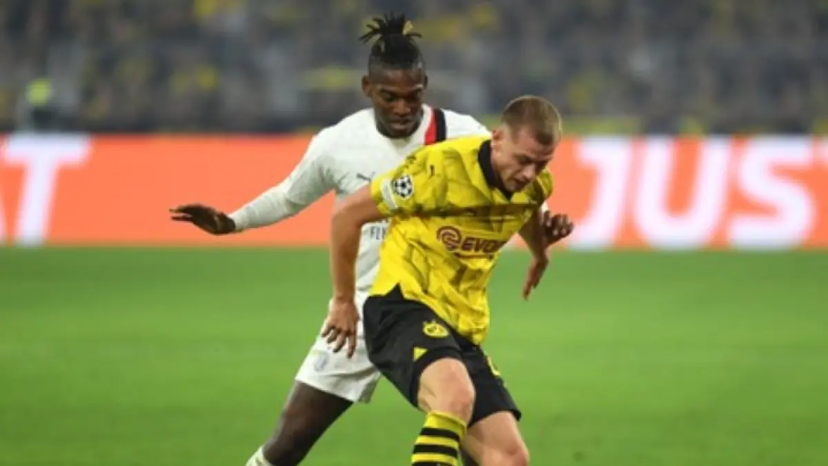 DUEL: Pemain AC Milan Rafael Leao berebut bola dengan pemain Borussia Dortmund Julian Ryerson. (Istimewa) 
