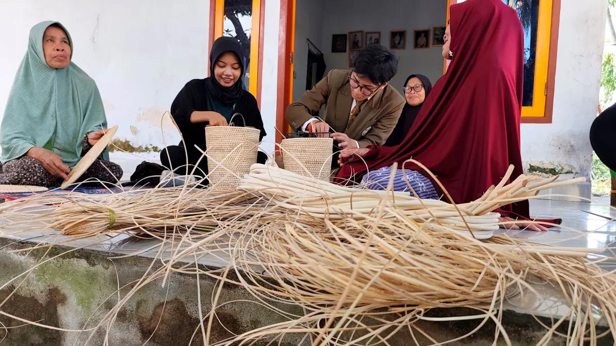 GALI POTENSI DESA: Sejumlah mahasiswa Poltekpar Lombok mencoba menganyam kerajinan ketak dan rotan di Dusun Pajangan, Desa Pajangan, Kopang, Loteng.