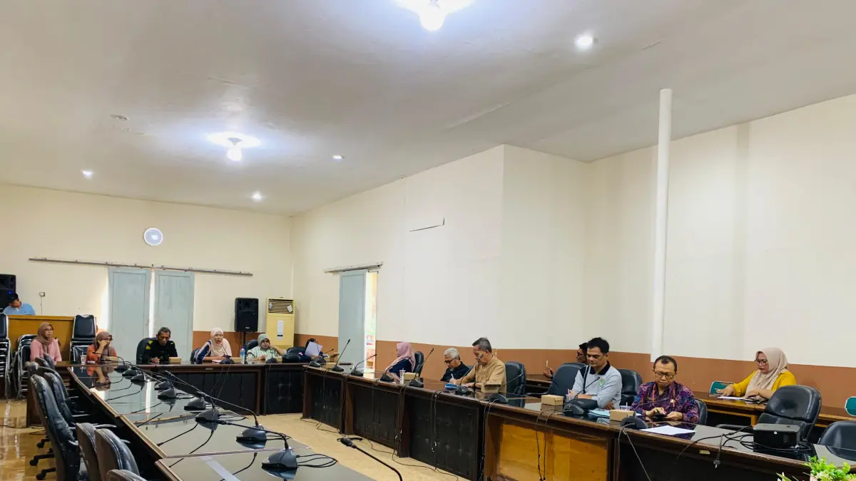 JABATAN TURUN: Komisi I DPRD KLU menerima hearing dari sejumlah ASN yang terdampak non job, Jumat (3/7).