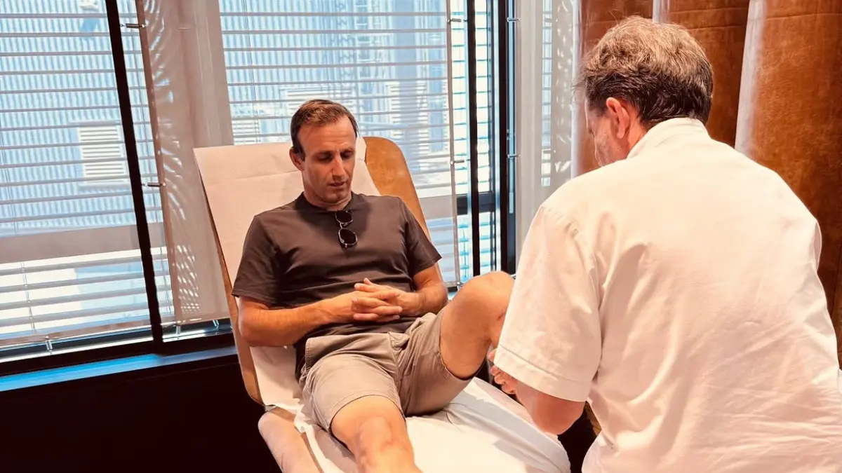 Johann Zarco dipastikan batal menjalani operasi lutut setelah kondisinya membaik. Pembalap Honda LCR itu menargetkan comeback pada September. (Instagram Johann Zarco)