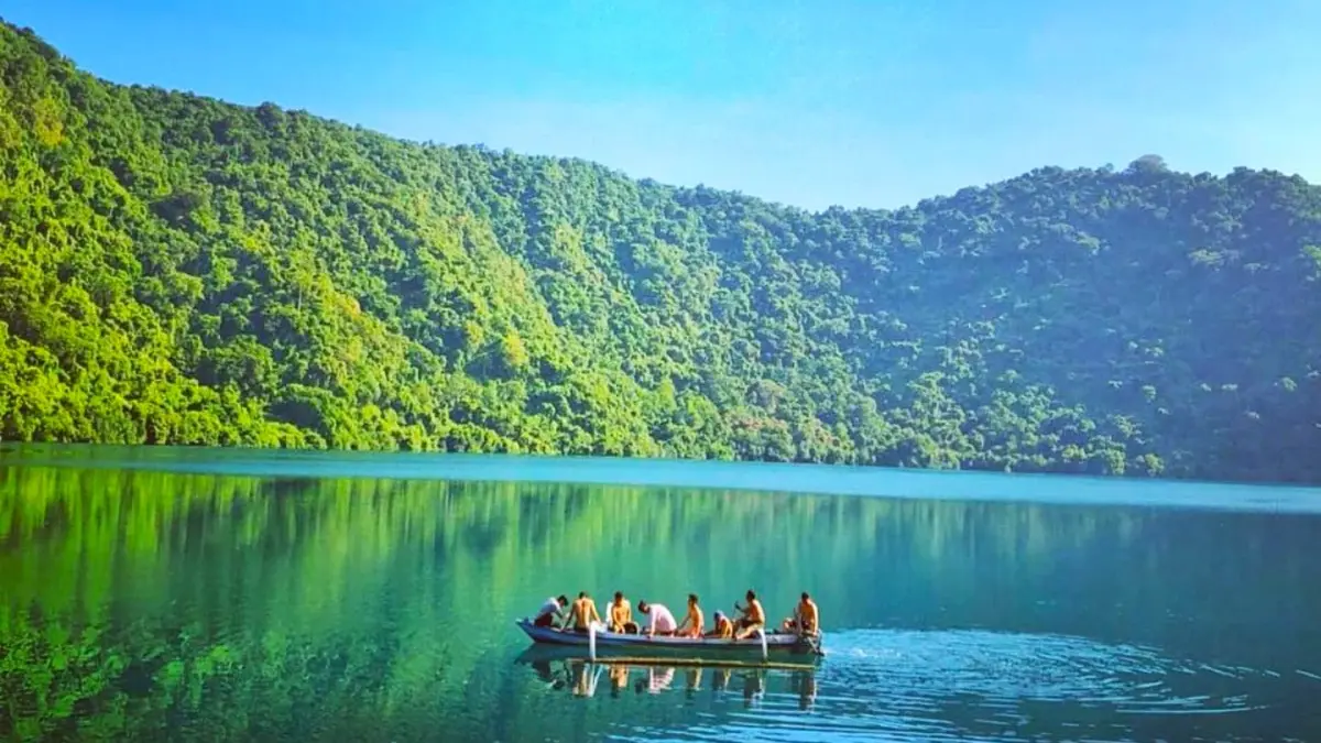 KEAJAIBAN GEOLOGI: Penampakan danau asin Satonda yang ada di Desa Nangamiro, Kecamatan Pekat, Kabupaten Dompu, NTB. (IST/LOMBOK POST)