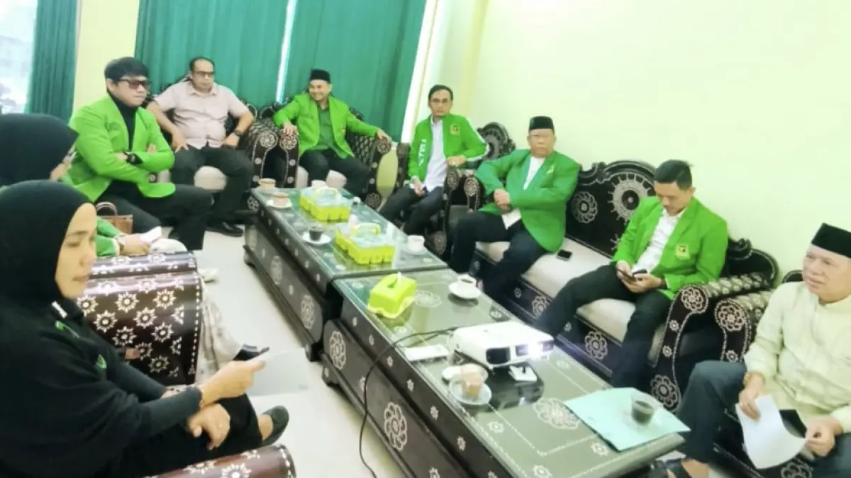 Ketua DPW PPP NTB H Muzihir (kanan) memimpin rapat persiapan pelantikan bersama DPW dan DPC PPP se-NTB Sabtu lalu (27/6). Pelantikan setentak digelar Sabtu hari ini (4/7).