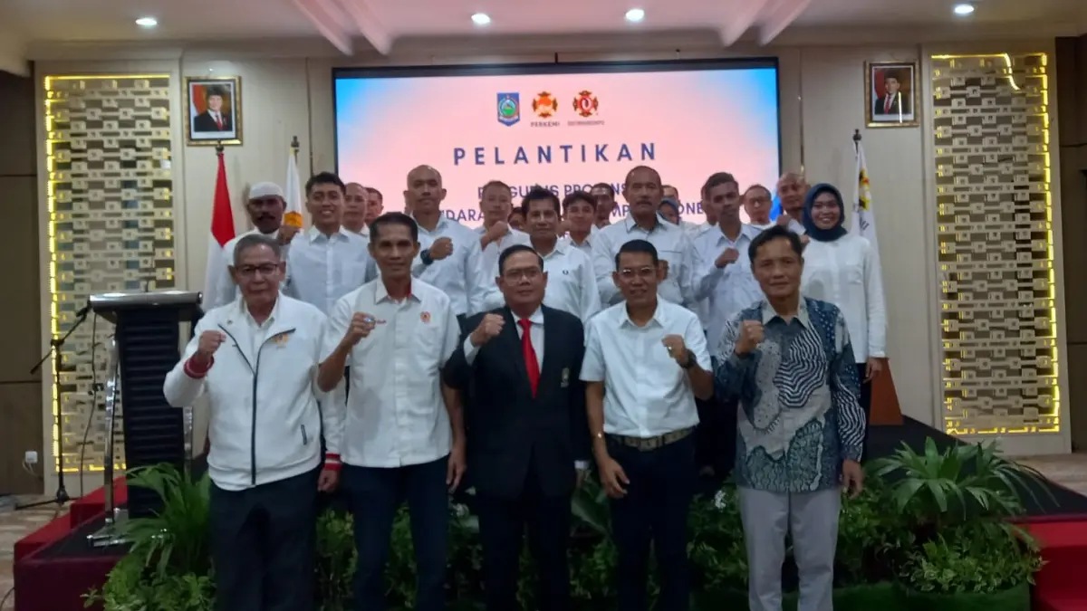 Ketua Pengprov Perkemi NTB Dr Samsuriansyah bersama jajaran pengurus didampingi Ketua PB Perkemni, KONI NTB, dan pimpinan cabor usai pelantikan. (PUJO/LOMBOK POST)