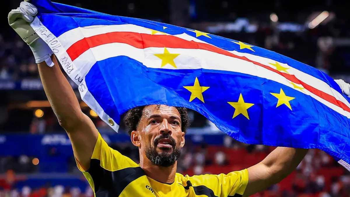 Lionel Messi memberikan apresiasi kepada kiper Cape Verde, Vozinha, yang tampil gemilang di usia 40 tahun dan sukses membuat sang megabintang frustrasi di Piala Dunia 2026.(istimewa)