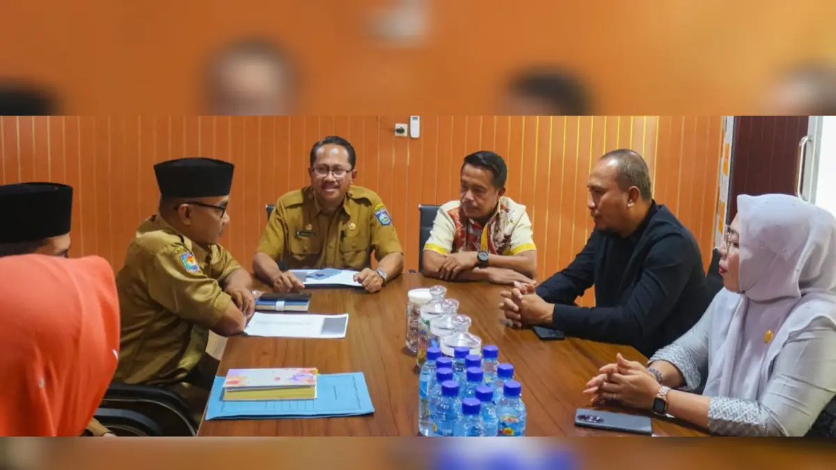 MATANGKAN PROGRAM KNMP: Kepala Dislutkan NTB Muslim (empat dari kiri), saat menerima kunjungan Ketua Komisi II beserta anggota DPRD Kabupaten Bima, baru-baru ini. (IST/LOMBOK POST)