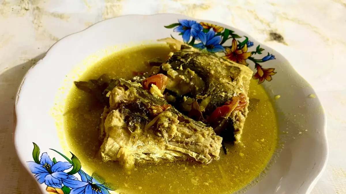 MENGGUGAH SELERA: Sepiring menu Singang ikan barakuda yang menggugah selera. (FERIAL/LOMBOK POST)