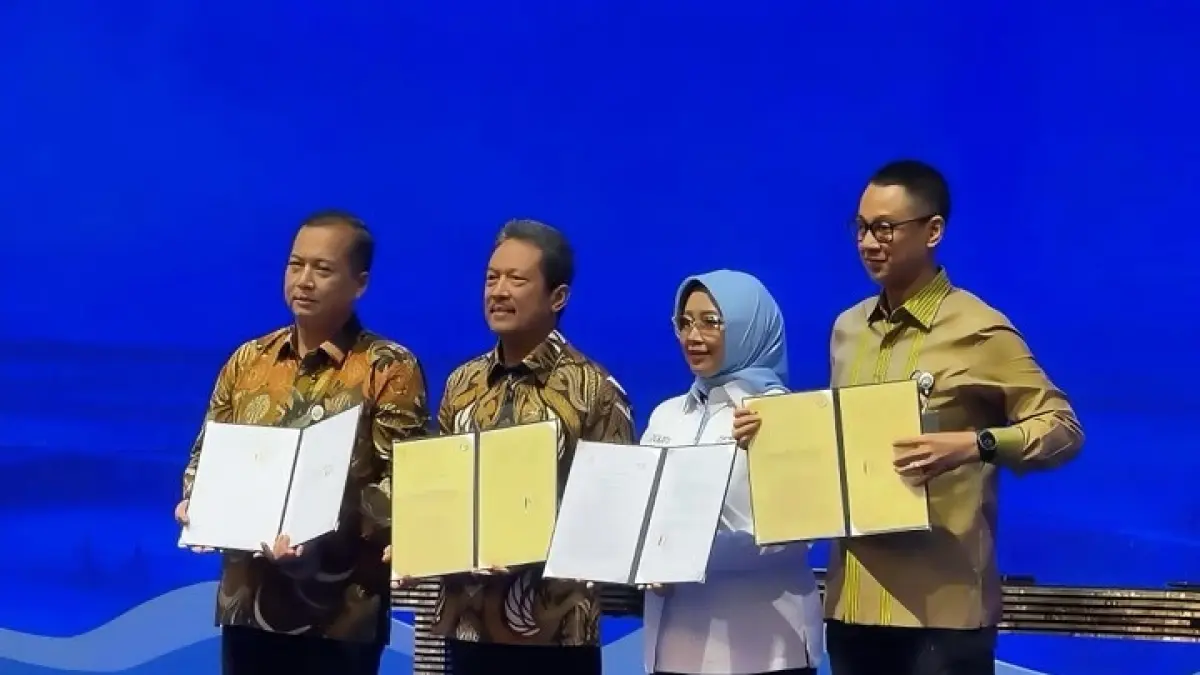 MoU: Dari kiri; Gubernur NTB Lalu Muhamad Iqbal dan Menteri KKP Sakti Wahyu Trenggono saat penandatangan MoU di Kantor Kementerian Kelautan dan Perikanan, Jakarta, Kamis (2/7). (DISKOMIFOTIK NTB/LOMBOK POST)