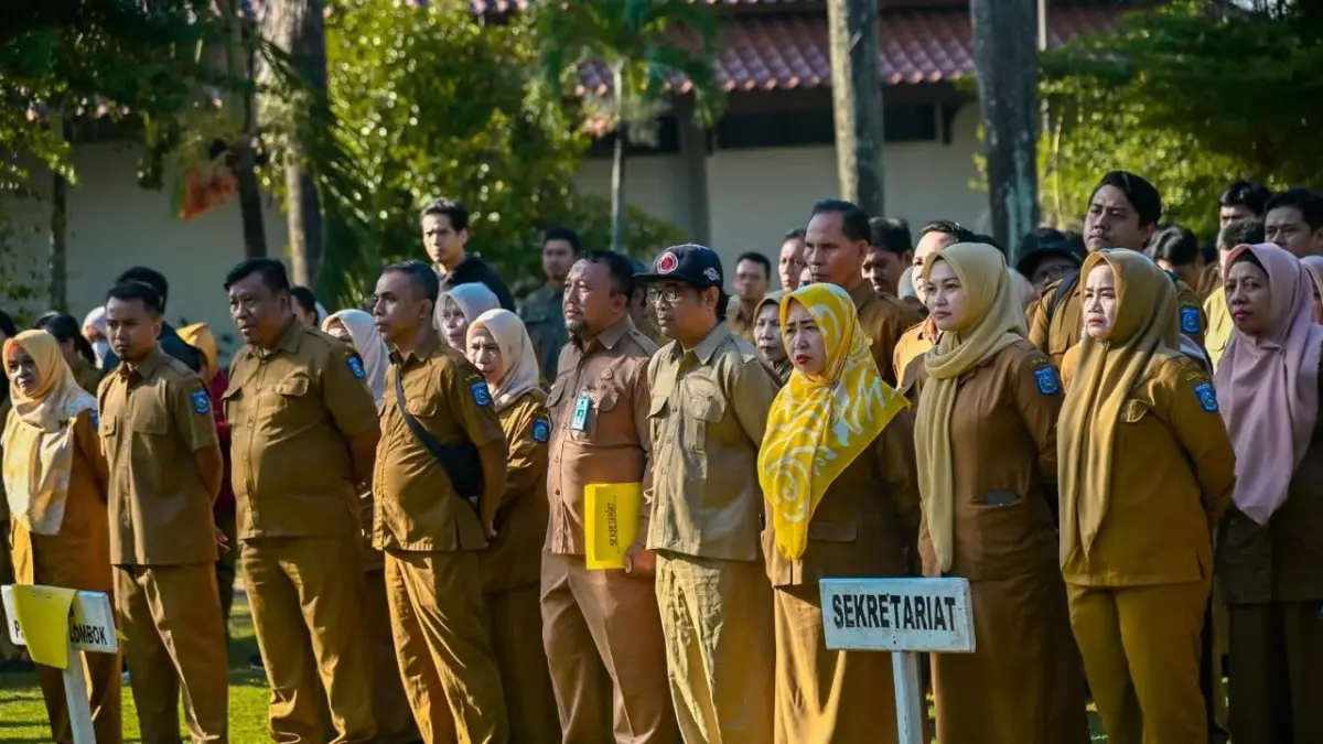 PELAYAN PUBLIK: Para pegawai Dinas PUPRPKP NTB mendengarkan arahan, dalam apel pagi beberapa waktu lalu. (IST/LOMBOK POST)