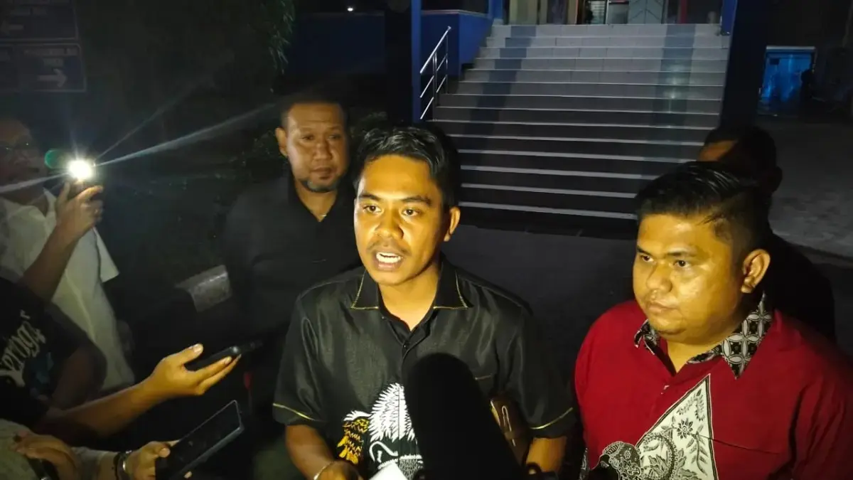 Penasihat hukum dugaan pemalsuaan tanda tangan oleh salah satu bupati di Jambi menyampaikan keterangan kepada awak media usai membuat laporan di Polda Metro Jaya pada Rabu malam (3/7). (JawaPos.com)