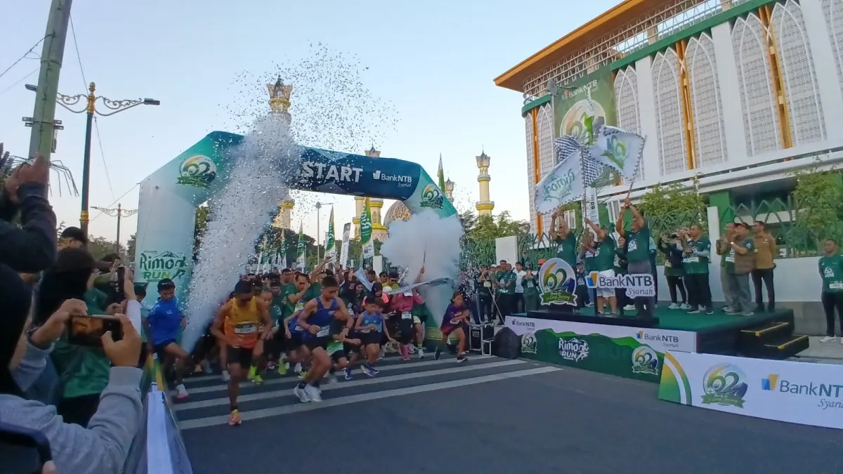 RIMO RUN: Sebanyak tiga ribuan runner semarakkan gelaran Rimo Run sebagai salah satu kegiatan Milad ke-62 Bank NTB Syariah di Jalan Udayana, Kota Mataram pada Sabtu (4/7). (NURUL/LOMBOK POST)