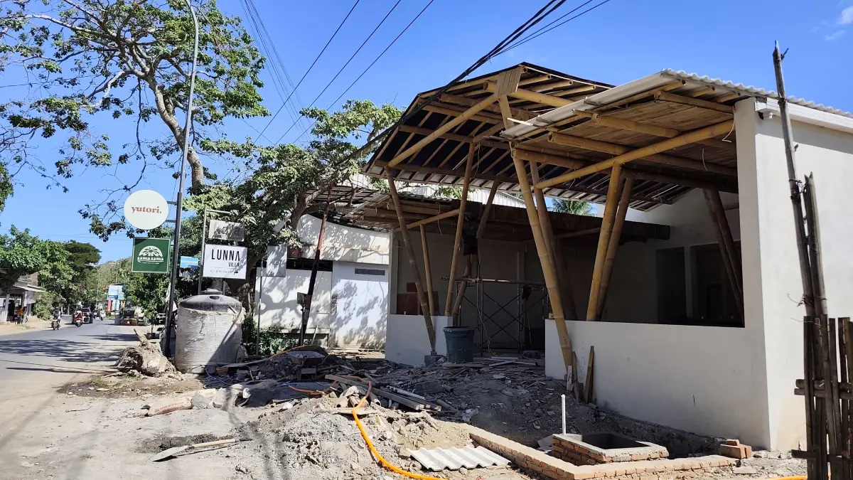Sejumlah bangunan kafe hadir di sekitar kawasan wisata Desa Kuta, Pujut, Loteng. Pemkab Loteng mendorong iklim investasi yang kondusif bagi pembangunan daerah.
