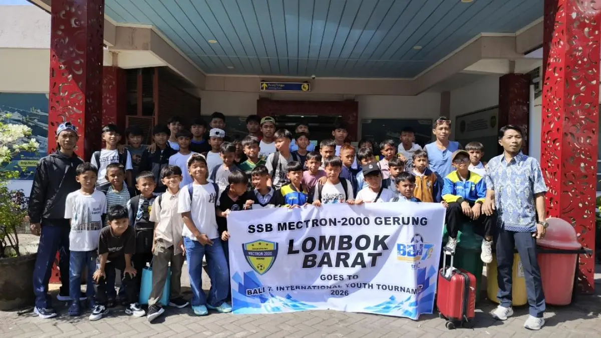 SEMANGAT GENERASI MUDA: Lurah Dasan Geres, Umar Syarafudin (paling kanan) bersama para pemain SSB Mectron-2000.
