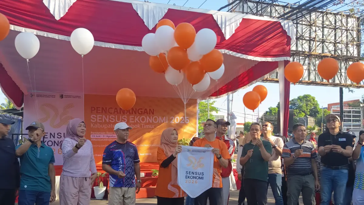SENSUS EKONOMI: Kepala BPS Lombok Timur bersama Sekda Lotim dan sejumlah kepala OPD di Lotim saat melepas balon sebagian tanda dimulainya pelaksanaan sensus ekonomi 2026 di Lotim, belum lama ini.