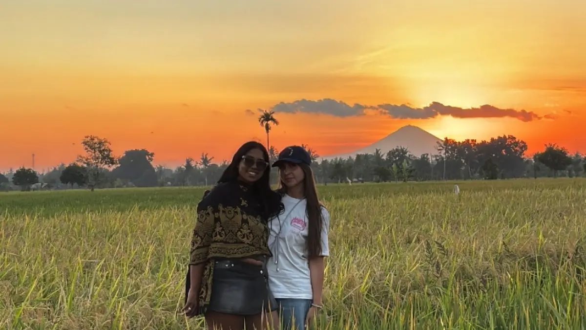 DESA WISATA: Sejumlah wisatawan mancanegara menikmati keseruan berkeliling dan berswafoto di kawsan Desa Wisata Hijau Bilebante, Pringgarata, Lombok Tengah. (Abdul for Lombok Post)