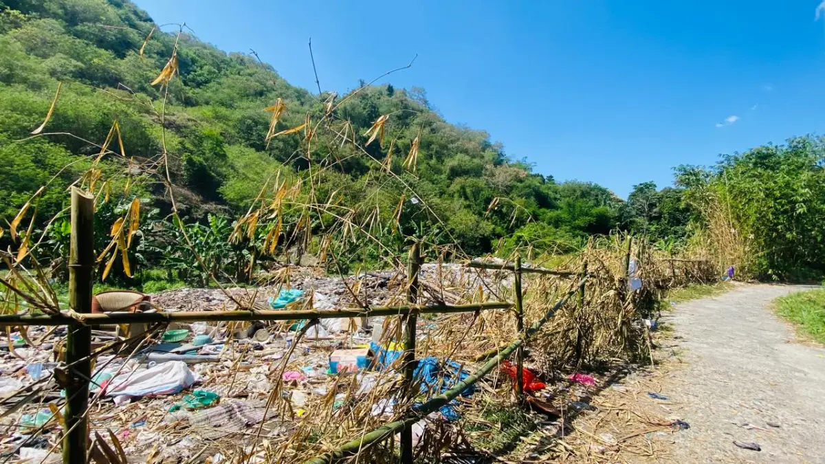 DITUTUP: Tempat Pembuangan Sementara (TPS) Kebon Ayu ditutup oleh warga lantaran tuntutan mereka untuk dilakukan penimbunan tak kunjung direalisasikan. (Dok Lombok Post)