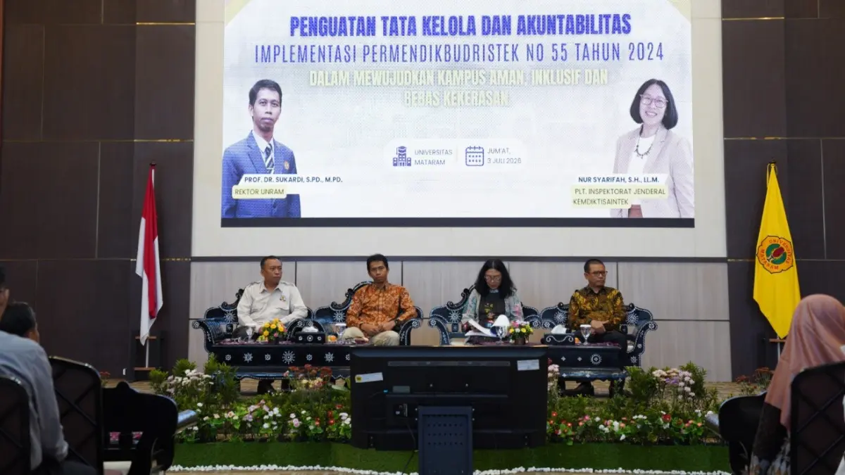 SEMINAR: Rektor Unram Prof Sukardi (dua dari kiri/depan) pada seminar bertajuk Penguatan Tata Kelola dan Akuntabilitas Implementasi Permendikbudristek Nomor 55 Tahun 2024 dalam Mewujudkan Kampus Aman, Inklusif, dan Bebas Kekerasan di Ruang Sidang Senat Unram, Jumat (3/7).