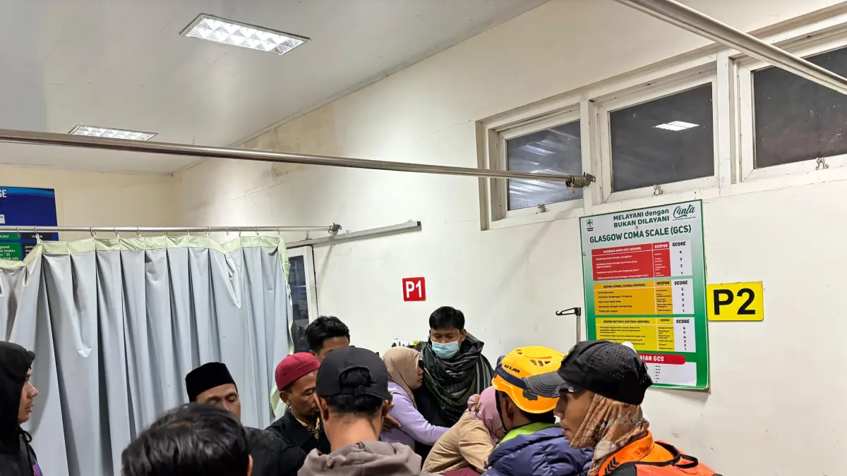 EVAKUASI: Tim SAR bersama pihak lainya saya berhasil mengevakuasi korban di Puskesmas Sembalun. 