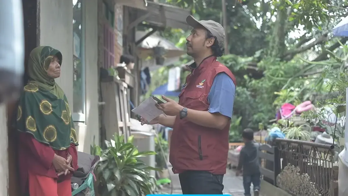 Ilustrasi petugas survey rumah KPM untuk pemuktahiran data bansos. (Foto: YouTube Kemensos RI)