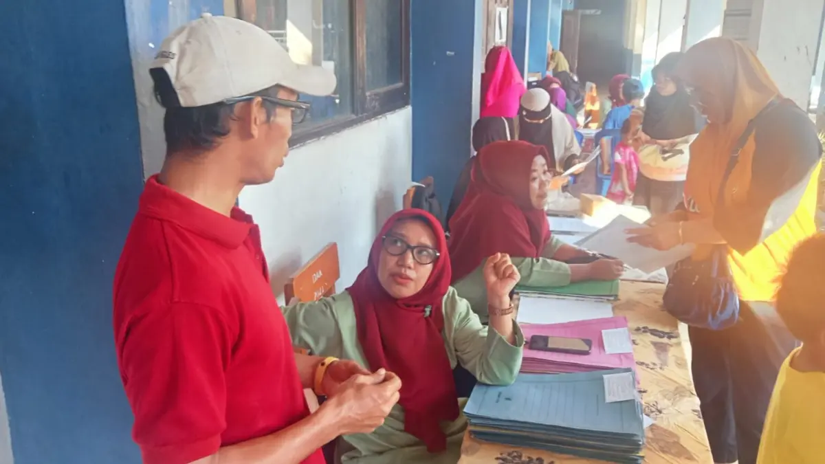 KUOTA BELUM TERPENUHI: Sejumlah orang tua mendaftarkan anaknya pada SPMB jalur domisili di SMPN 3 Mataram, belum lama ini.

