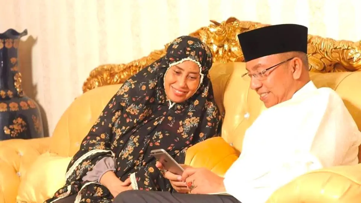Wali Kota Bima HA Rahman H Abidin bersama istrinya Badrah Ekawati sedang bersantai di rumahnya, belum lama ini.