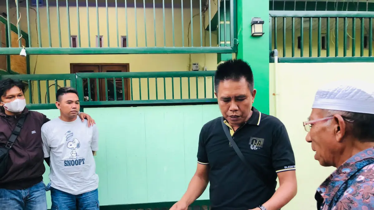 PENANGKAPAN: Kasatresnarkoba Polresta Mataram AKP Remanto memberikan penjelasan kepada masyarakat terkait dengan penangkapan terhadap terduga pengedar sabu berinisial IS di salah satu kos di wilayah Jeruk Manis, Cakranegara, Sabtu (4/7). (HARLI/LOMBOKPOST)