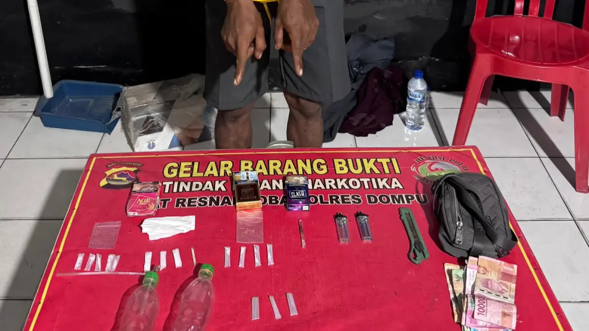 Anggota Satresnarkoba Polres Dompu mengamankan barang bukti sabu dan lainnya, Minggu (5/7). (Dok Polres Dompu)