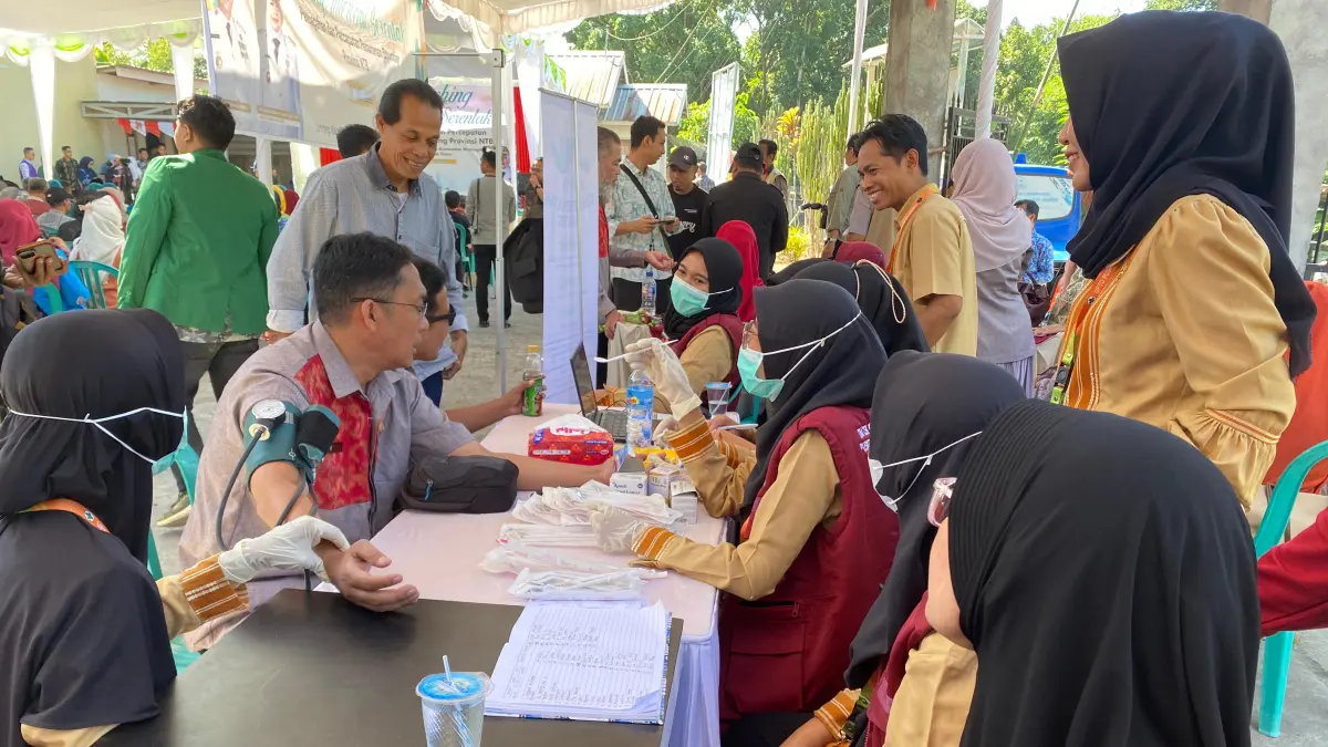 CEK KESEHATAN: Sejumlah warga Lombok Timur memeriksakan kesehatannya pada pelayanan Cek Kesehatan Gratis, belum lama ini