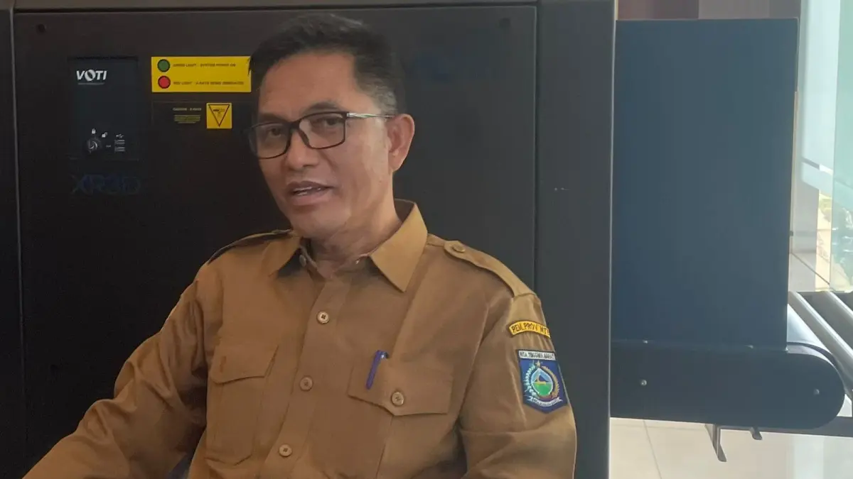DIPERIKSA: Mantan Kadispar NTB Jamaludin Maladi duduk disela rehat pemeriksaan di Kantor Kejati NTB, Senin (6/7). 