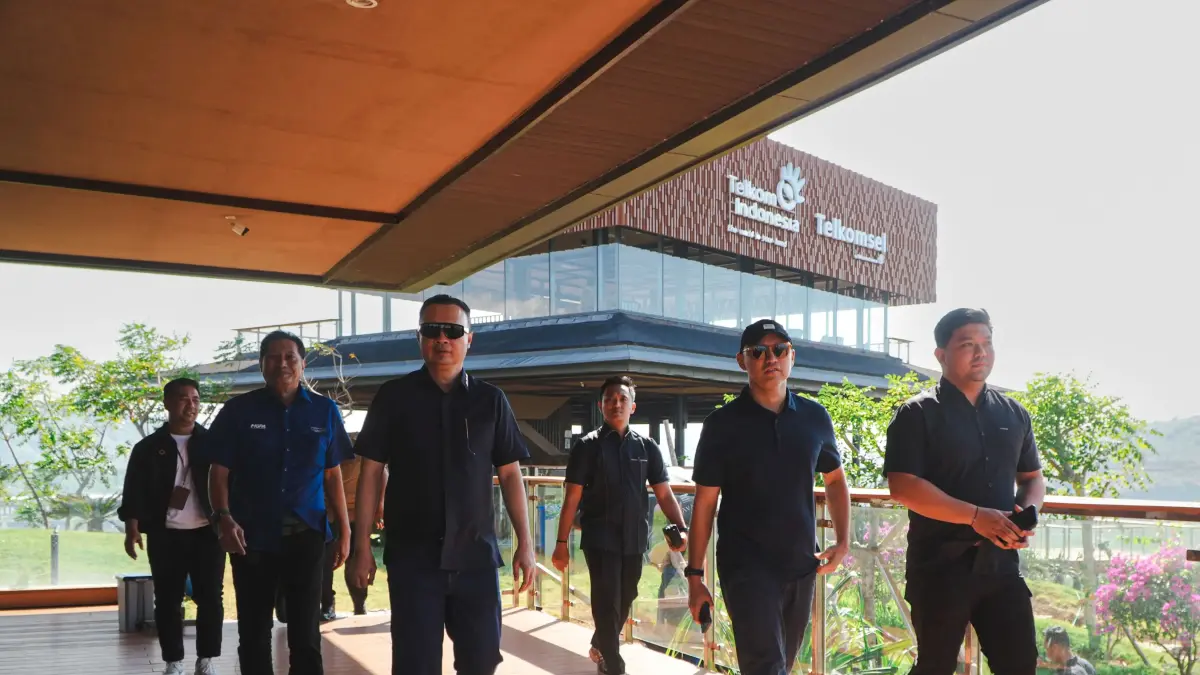 Direktur Jenderal Imigrasi Hendarsam Marantoko (tengah) didampingi Direktur Utama MGPA Ananda Mikola (dua kanan) mengunjungi Bukit 360 di Sirkuit Internasional Mandalika, Loteng.